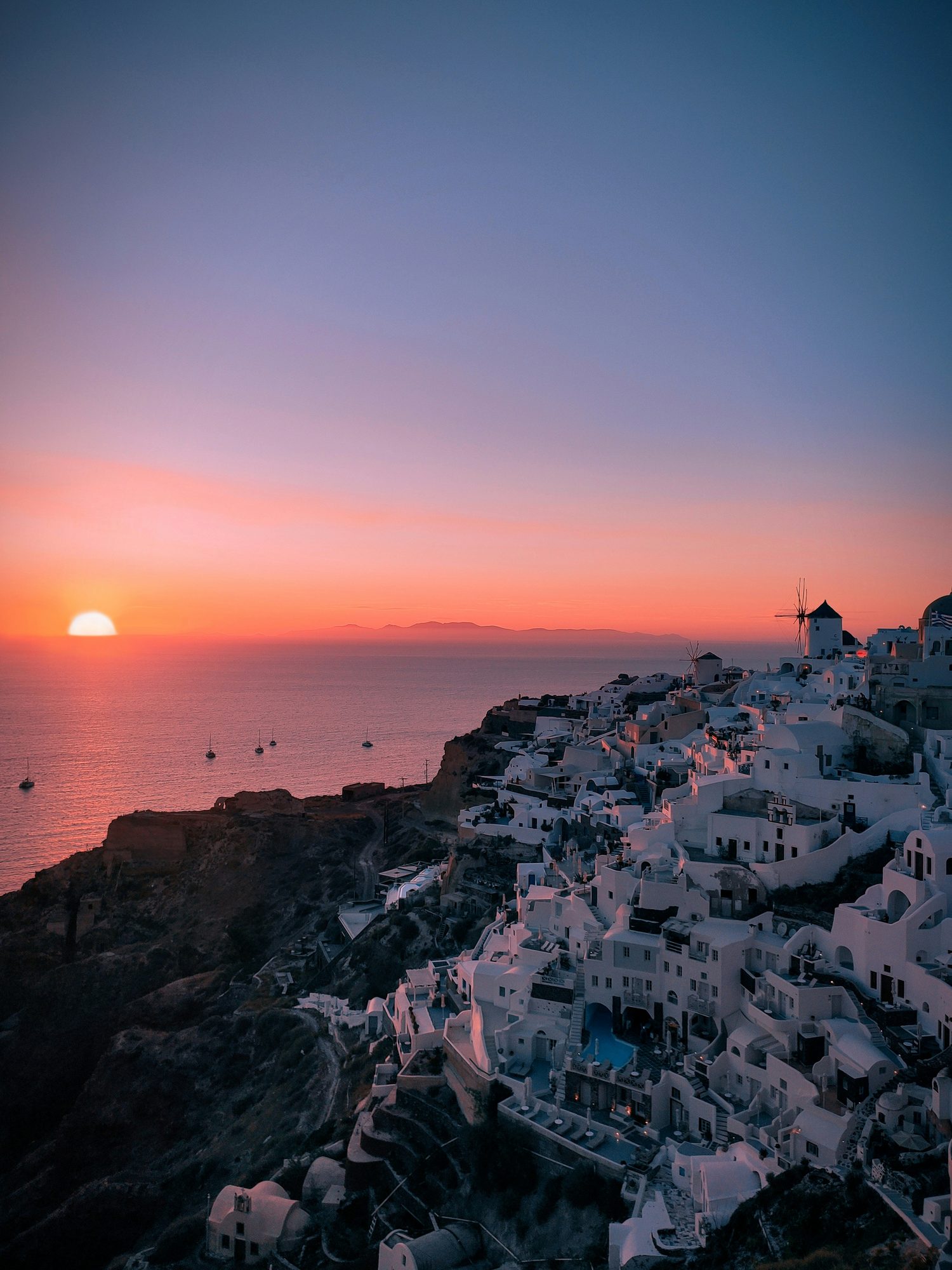 Dramatischer Sonnenuntergang über der Caldera von Santorini
