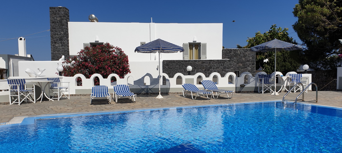 Pool und Terrasse bei Pension Atlas