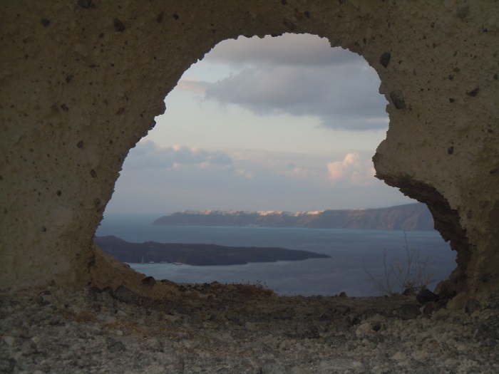 Caldera-Blick durch eine Felsöffnung auf Santorini
