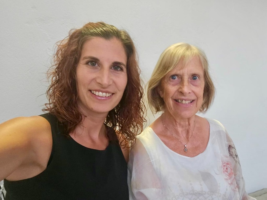 Kyrianna und Trudi Kavalari lächelnd zusammen